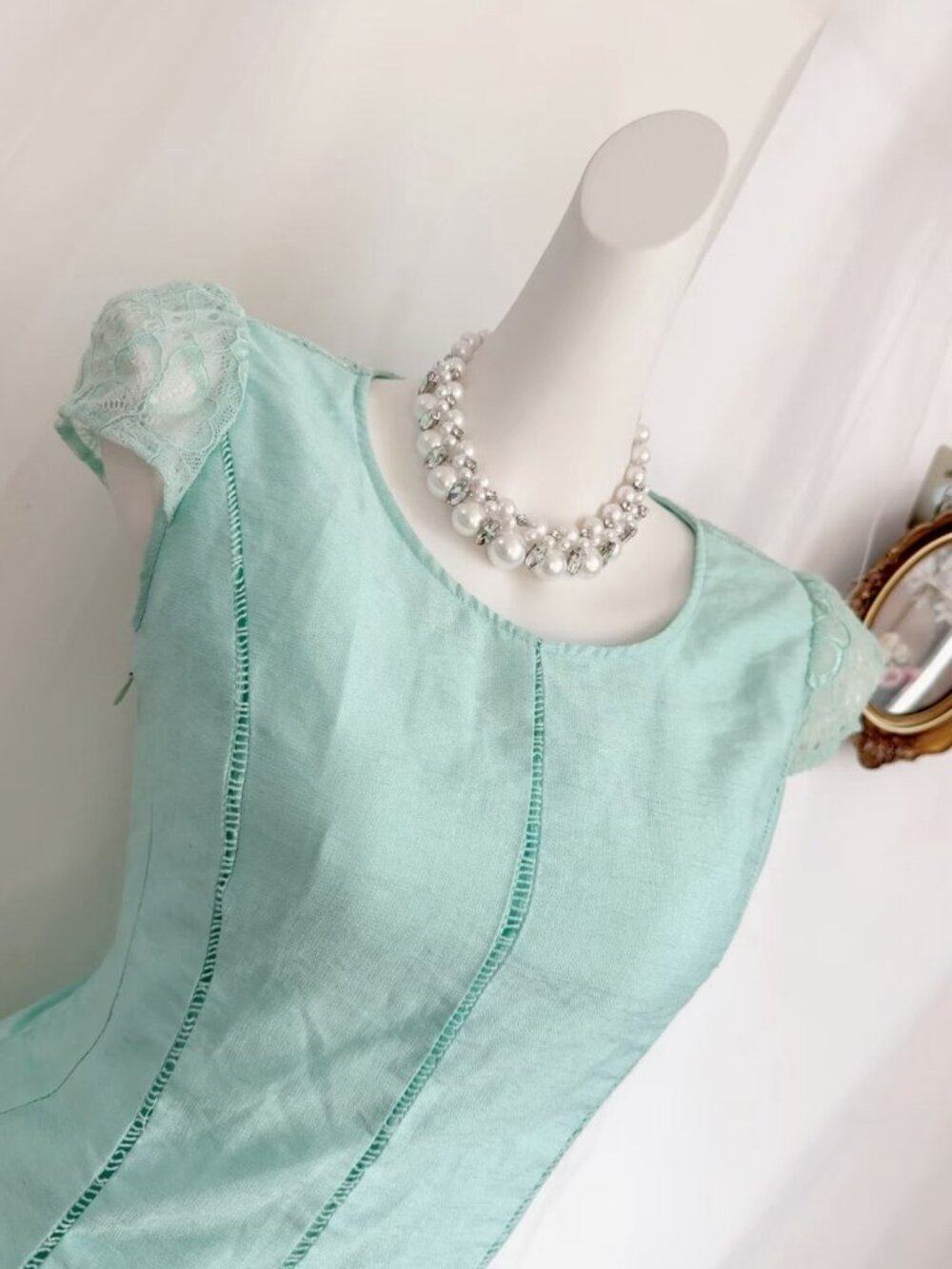 Vintage‑style mint green mini dress. - Picture 2 of 4